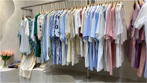 廣州夏裝批發新風尚 T恤與襯衫的減齡百搭之選